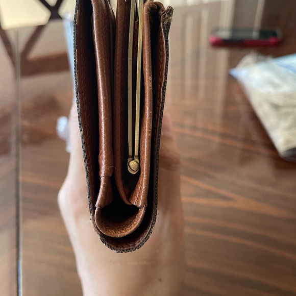 Louis Vuitton French Kiss Wallet, Plenty Storage - Picture 9 of 12